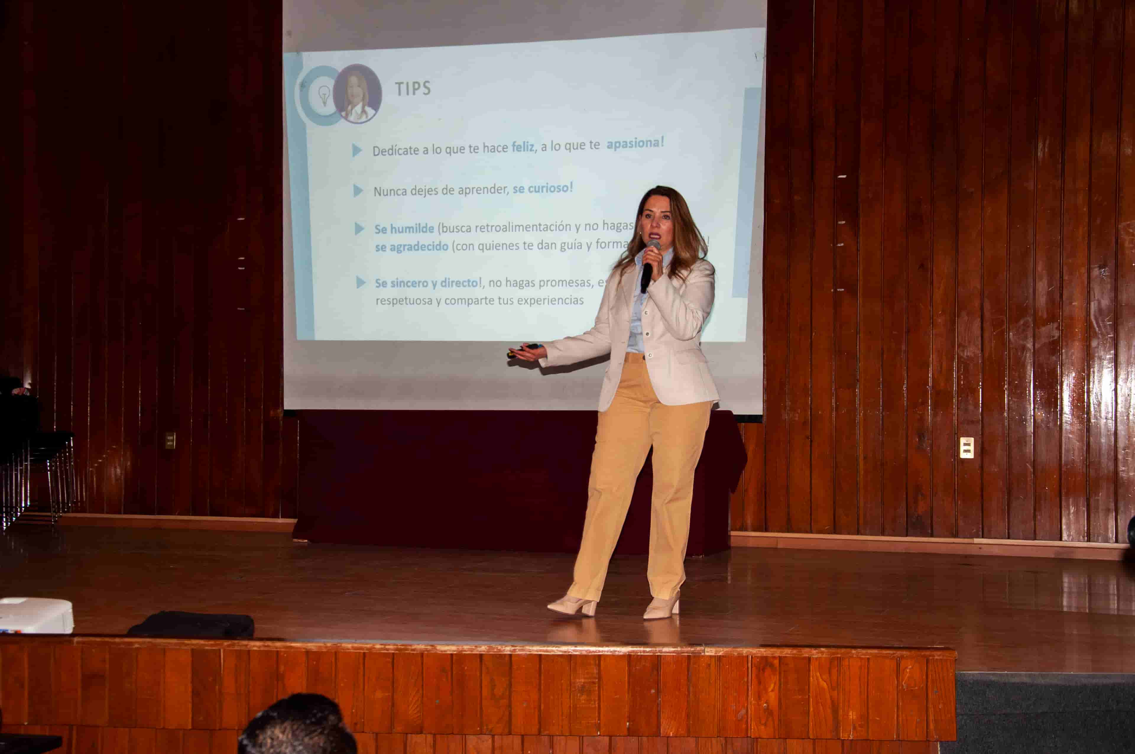 Imagen de artículo EGRESADA DEL TECNM-SALTILLO COMPARTE EXPERIENCIAS CON ALUMNAS Y ALUMNOS DE LA COMUNIDAD GUINDA Y BLANCO