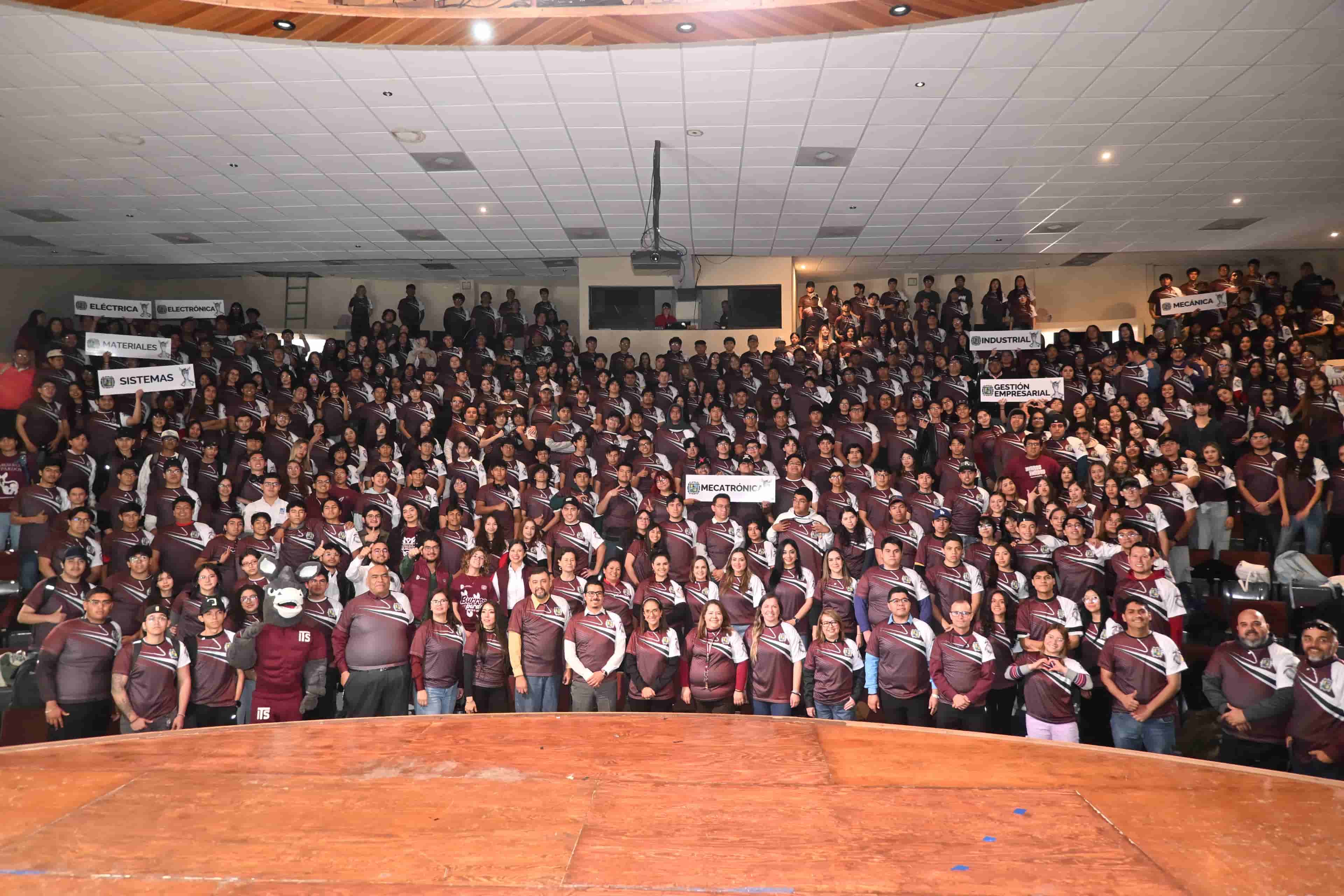 Imagen de artículo ESTUDIANTES DE NUEVO INGRESO SE PONEN LA GUINDA EN EL TECNM-SALTILLO
