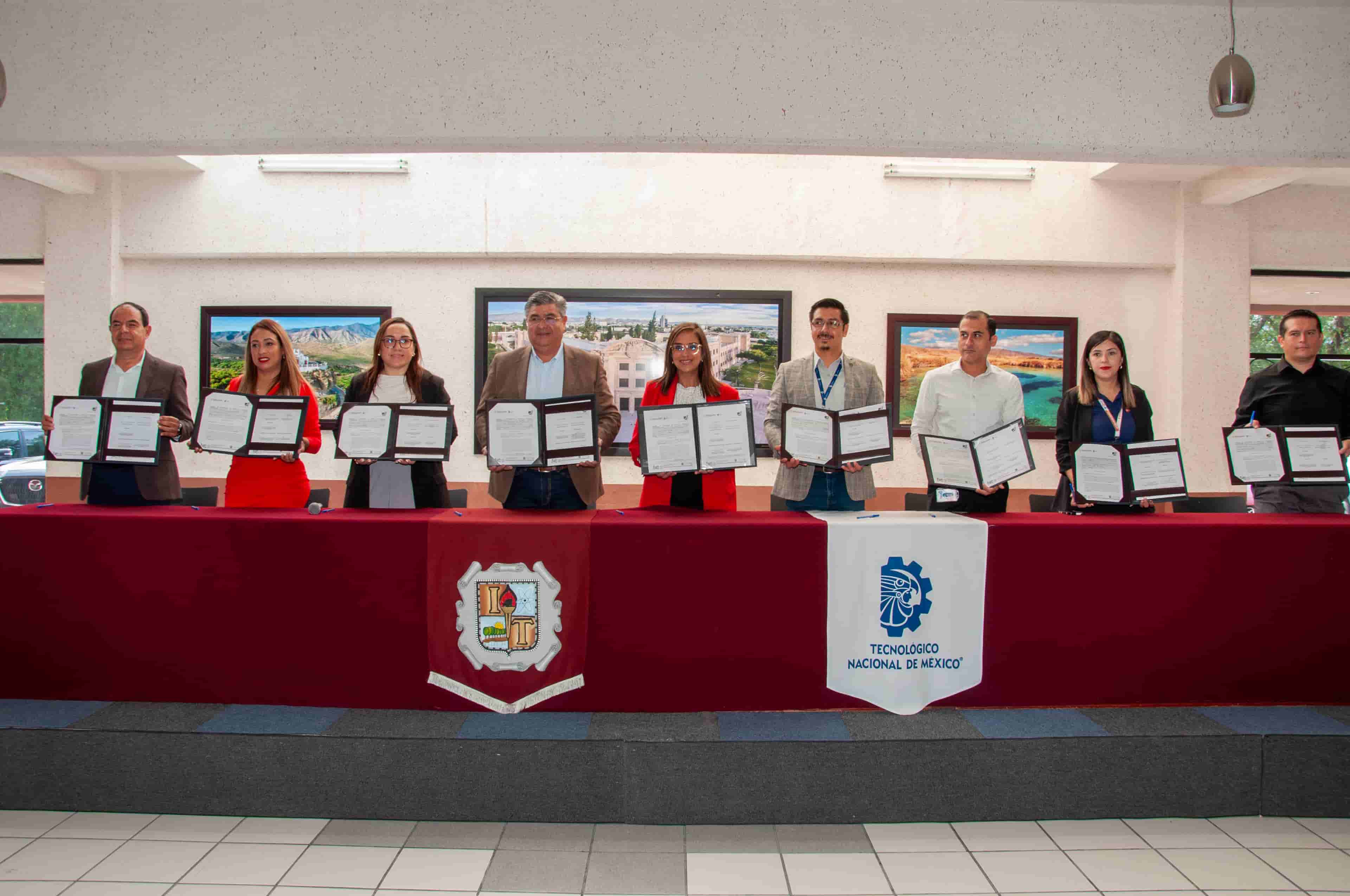 Imagen de artículo FIRMA TECNM-SALTILLO CONVENIOS DE COLABORACIÓN CON CINCO EMPRESAS DE LA LOCALIDAD PARA BENEFICIO DE LA COMUNIDAD GUINDA Y BLANCO