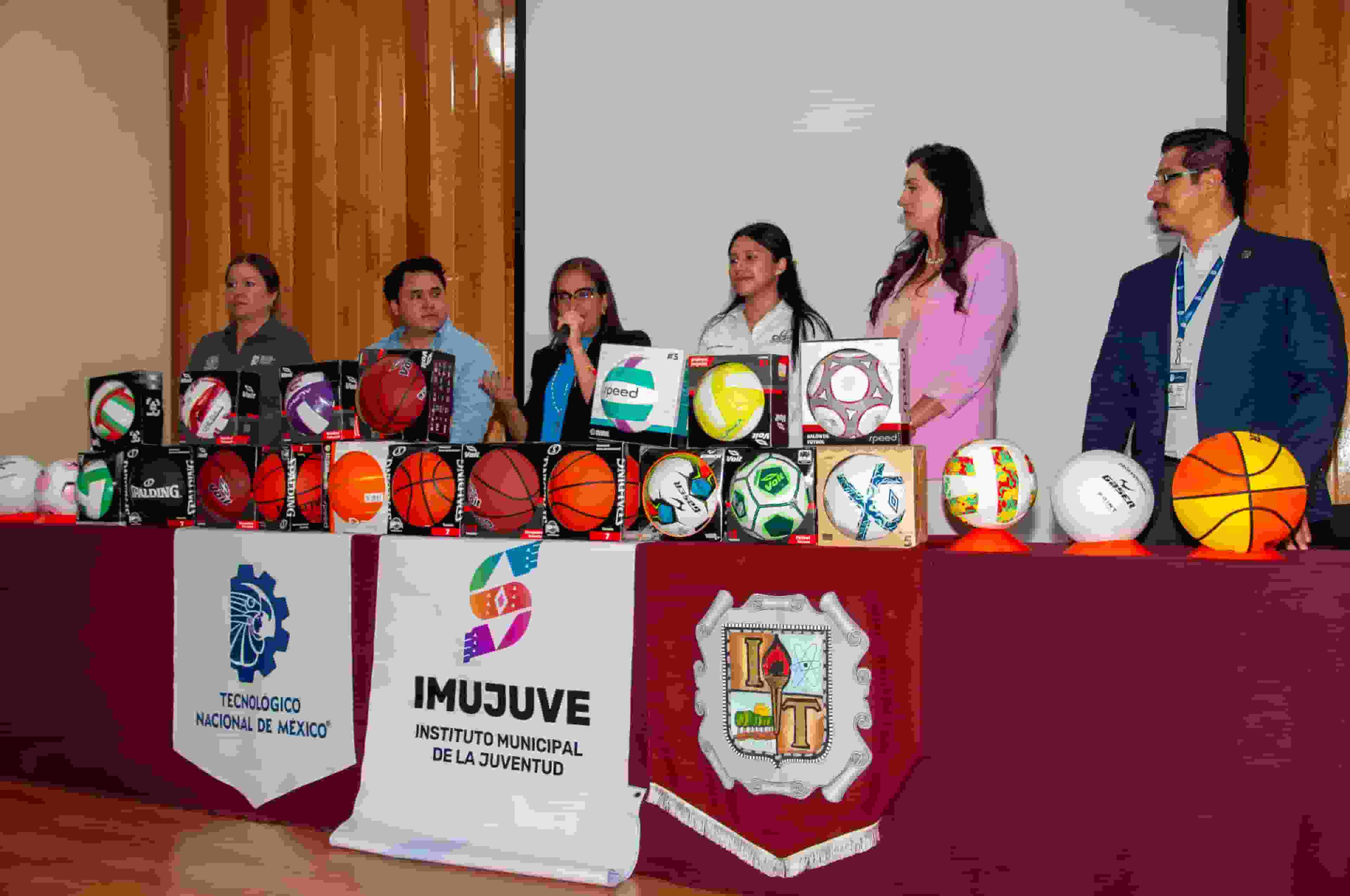 Imagen de RECIBEN MATERIAL DEPORTIVO, EQUIPOS REPRESENTATIVOS DEL TECNM-SALTILLO DE PARTE DEL INSTITUTO MUNICIPAL DE LA JUVENTUD